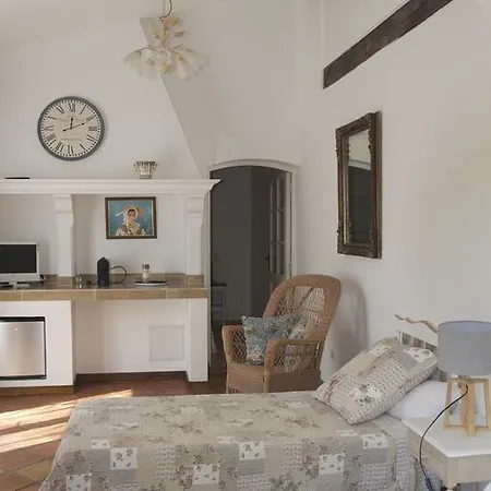 Bastide De L'avelan Bed & Breakfast 4*